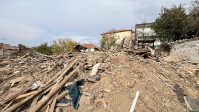 Çorum’da iki katlı metruk ev çöktü