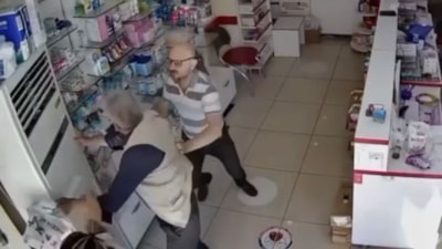 Mersin'de 76 yaşındaki adamı tartaklayan eczacı teknisyeni işten çıkarıldı