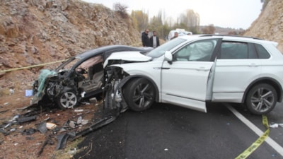 Konya'da 2 otomobil çarpıştı: 1 ölü 3 yaralı