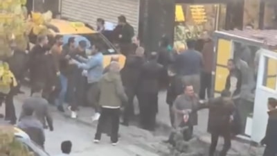 Hakkari'de cadde ortasında birbirlerine girdiler