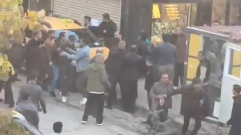 Hakkari'de cadde ortasında birbirlerine girdiler