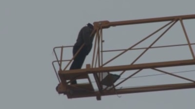 Avcılar’da işçi parasını alamadığı iddiasıyla kule vince çıktı