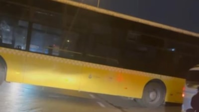 İstanbul Ataşehir'de İETT otobüsü yolda sıkıştı