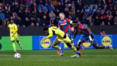 Fenerbahçe'nin penaltı beklediği an! Hakem izleyip vermedi