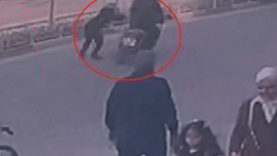 Bursa'da motosikletin çarptığı genç kadın yaralandı