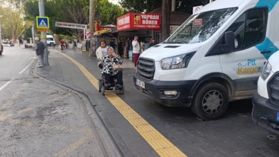 Antalya'da engelli geçişini kapatan minibüsler tepki çekti