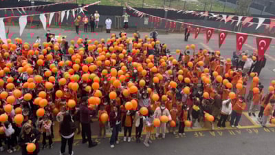 İstanbul'da öğrenciler Lösemili Çocuklar Haftası için turuncuya büründüler