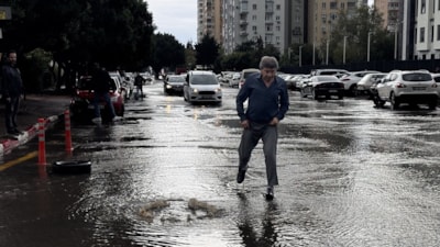 Antalya'da kuvvetli sağanak ve rüzgar etkili oldu