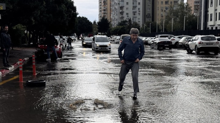 Antalya'da kuvvetli sağanak ve rüzgar etkili oldu