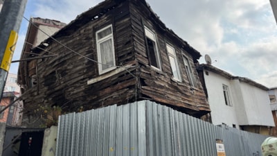 Beyoğlu’nda 2 katlı ahşap binada çökme: Çevresindeki binalar boşaltıldı