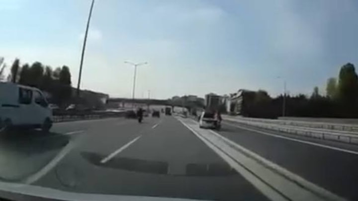 TEM Otoyolu’nda tehlikeli manevra, kazaya yol açtı