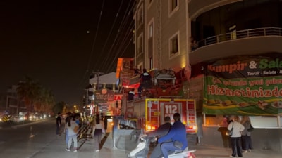 Hatay'da itfaiye ekipleri evde kilitli kalan bebek için zamanla yarıştı