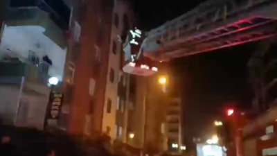 Ordu'da bir çocuk yanan evin balkonunda mahsur kaldı
