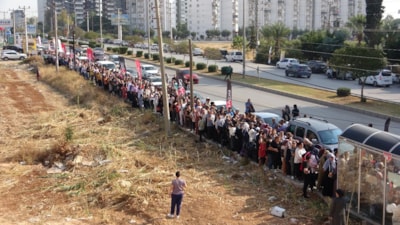 Mersin'de saatlerce indirim kuyruğunda beklediler
