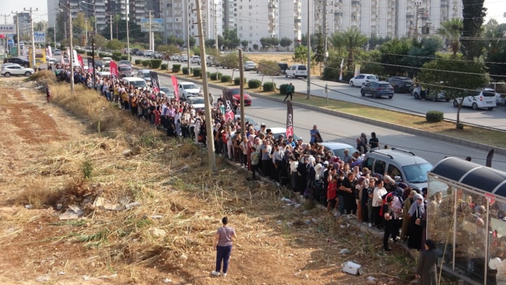 Mersin'de saatlerce indirim kuyruğunda beklediler