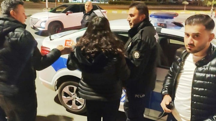 Aksaray'da genç bir kadın anne ve babası tarafından taksi durağına kilitlendi