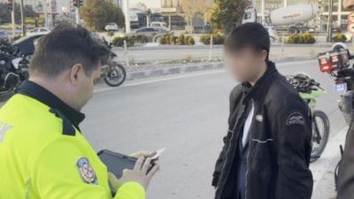 Aksaray'da polisten kaçan 15 yaşındaki motosiklet sürücüsü cezayı yedi