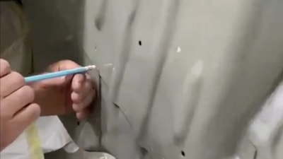 Sosyal medyayı ayağa kaldıran görüntü: Ağır hasarlı araçta silgiyle hile yaptı