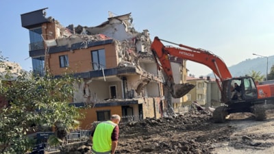 Ordu'da zemini kayan ve çatlayan 5 katlı bina yıkılıyor