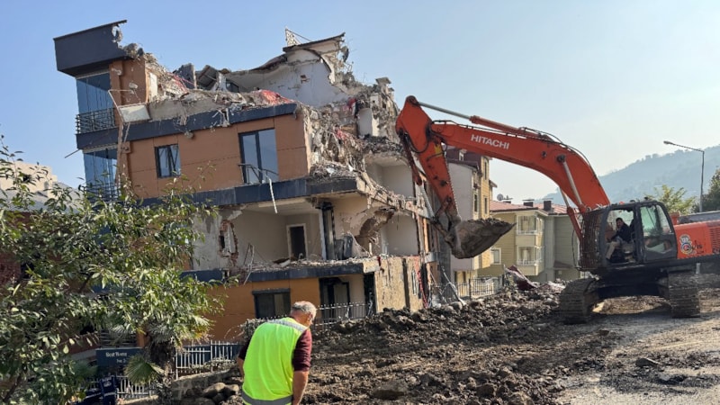 Ordu'da zemini kayan ve çatlayan 5 katlı bina yıkılıyor