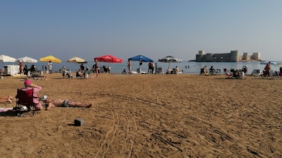 Mersin'de Kızkalesi sahili yaz aylarını aratmıyor
