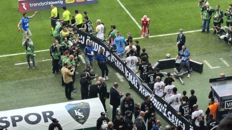 Kocaelispor - Galatasaraylı oyuncular sahaya 10 Kasım pankartıyla çıktı