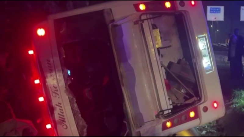 Kocaeli'de işçileri taşıyan servis devrildi: 8 yaralı