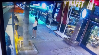 Hatay'da kafeye gelenler cam kapıyı fark etmeyerek çarptı