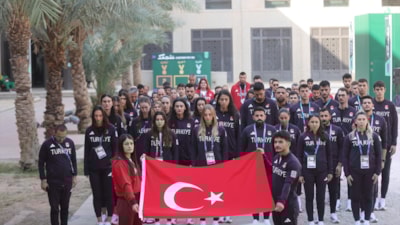 6. İslami Dayanışma Oyunları'nda yer alan sporculardan Atatürk'e saygı duruşu