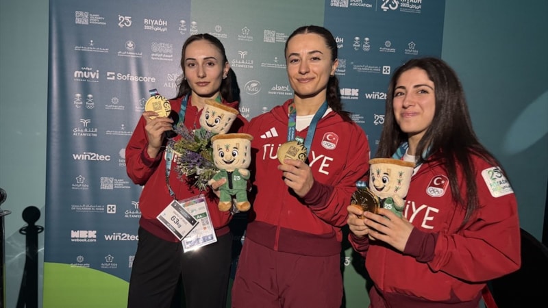 Kadın milli halterciler, 9 altın madalyayı Atatürk'e 