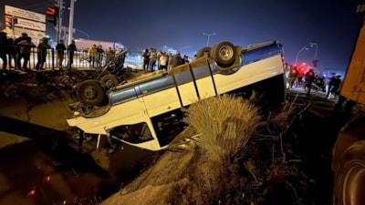 Mersin'de yolcu minibüsü ile otomobil çarpıştı: 10 yaralı