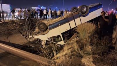 Mersin'de otomobille çarpışan minibüs sulama kanalına devrildi: 11 yaralı