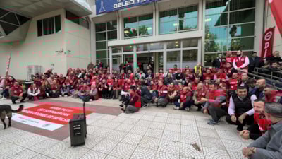 İzmir Büyükşehir Belediyesi işçilerinden oturma eylemi