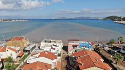 İzmir Foça'da sel suları denizin rengini değiştirdi