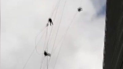 İstanbul'da gökdelenin camını silen işçilerin fırtınadaki zor anları kameraya yansıdı