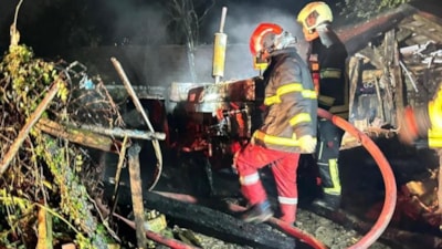 Bartın'da yıldırım düşen bölgedeki 2 araç yandı