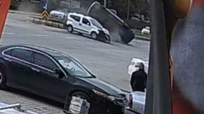 Eskişehir'de araçların çarpıştığı kaza kamerada: 1 yaralı