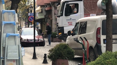 Eskişehir'de tepki çeken olay: Ters yönden gelen otomobil ambulansın ilerlemesini engelledi