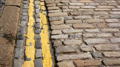 Aman teker bile değmesin! Yoldaki çift sarı çizgilerin anlamı buymuş...