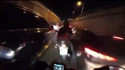 Bursa’da trafikte tehlikeli hareketler: Motosikletliler araçların arasında sıkıştı