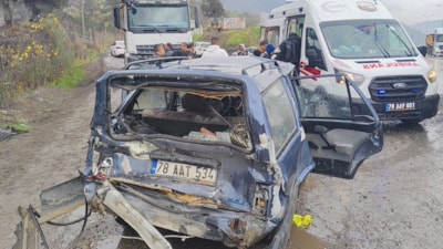 Karabük'te beton mikseri ile otomobil çarpıştı: 5 yaralı