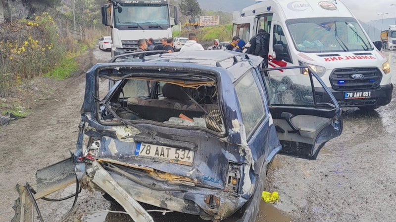 Karabük'te beton mikseri ile otomobil çarpıştı: 5 yaralı