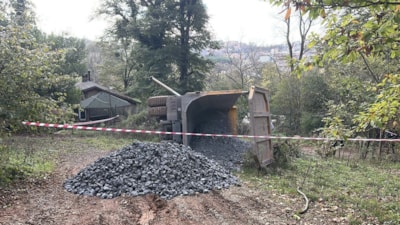 Beykoz'da mıcır yüklü kamyon devrildi: 1 yaralı