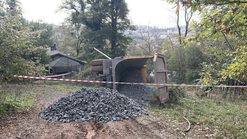 Beykoz'da mıcır yüklü kamyon devrildi: 1 yaralı