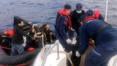 Marmaris açıklarında Yunanistan'ın geri ittiği 12 kaçak göçmen kurtarıldı