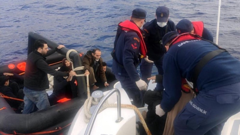 Marmaris açıklarında Yunanistan'ın geri ittiği 12 kaçak göçmen kurtarıldı