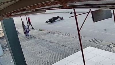 Hatay'da başıboş sokak köpeğine çarpan motorcu metrelerce sürüklendi