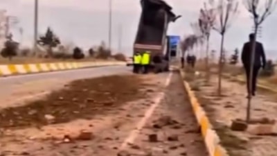 Ağrı'da damperi açık kalan tır kemere çarptı