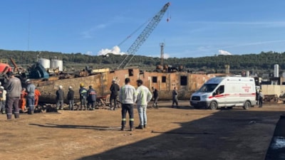 İzmir'de üzerine parça düşen işçi öldü