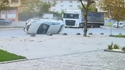 İstanbul Sancaktepe'de tırla çarpışan otomobil devrildi